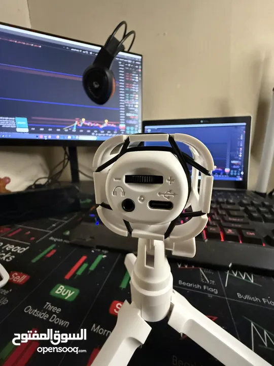 جهاز لابتوب hpمع شاشتين 168hz Lenovo مع طاولة gaming+كرسي gaming + اضاءة spotlight + جميع الملحقات