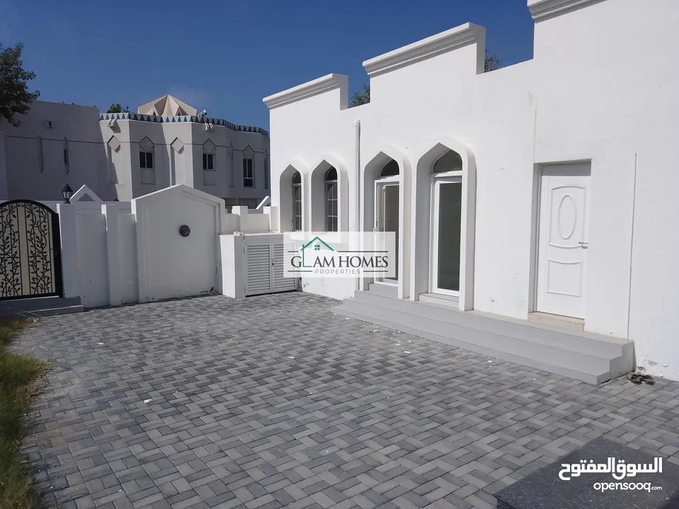 Beautiful 8 BR villa for rent close to the beach Ref: 578J