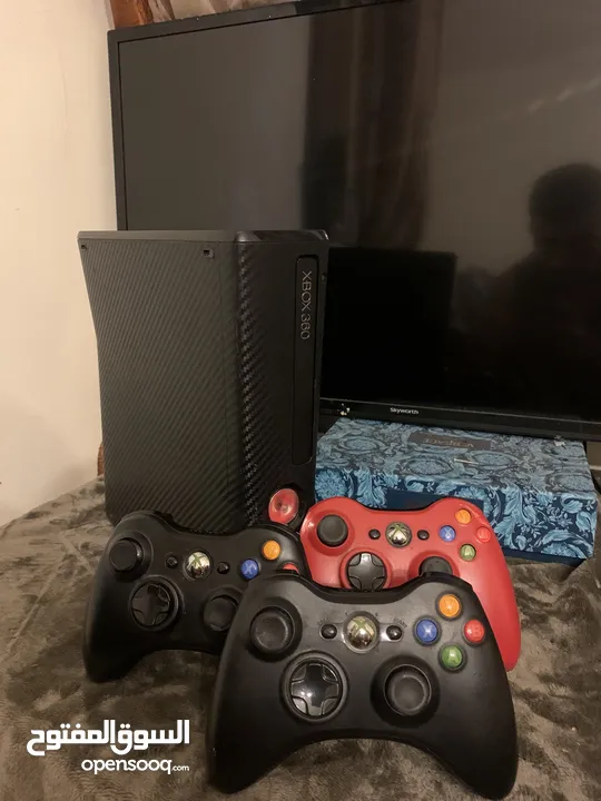X Box360slim 500 جيجا 3 ايادي تحكم واحده بحاجه الى  كبسه LB TB مع سلك لشحن الايادي  والمحول