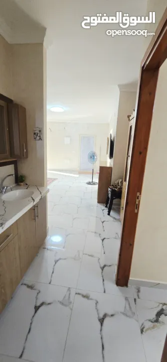 شقة فاخرة للإيجار بتصميم مودرن في حي هادئ وقريب من الخدمات