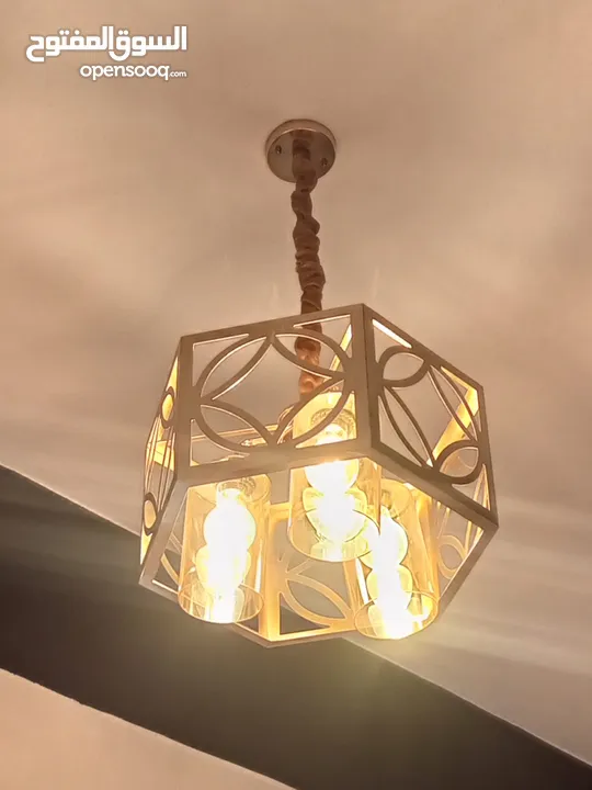 ثريات ومعلقات جديده استعمل بكم شهر للبيع بداعي السفر والرحيل