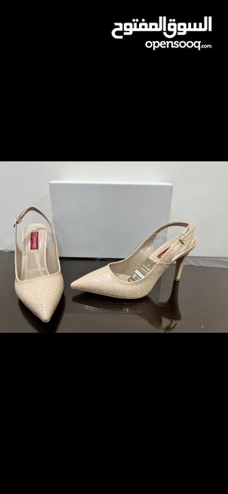 احذية جديدة غير ملبوسة وملابس