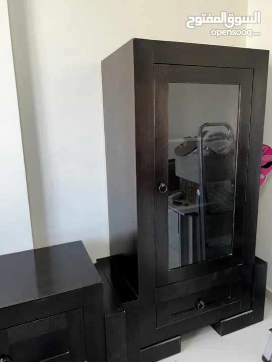 بوفيه ومزنون خشب زان مرتب وتقيل تفصيل  ومحلي لون اسود على بني تقريبا .. بحالة ممتازة شبه جديد