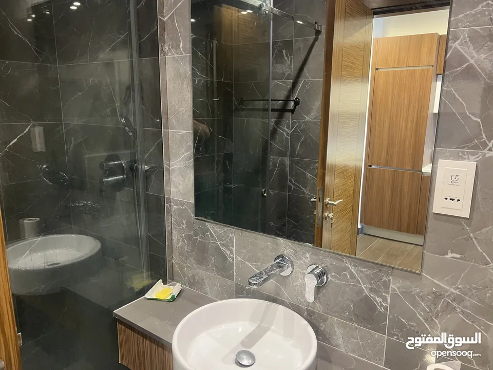 ستديو للايجار مطل على البحر يوجد بلكونه شامل ewa في مبنى جديد