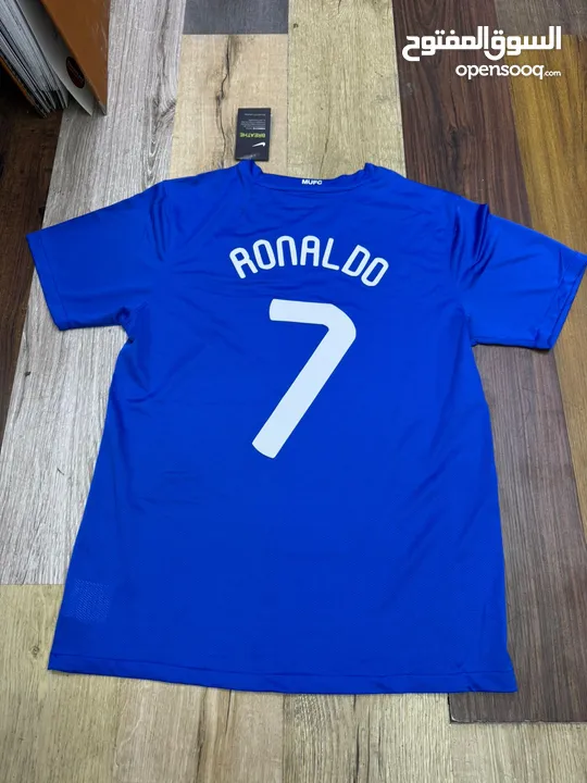 classic football jersey قميص نادي كرة قدم كلاسيكي.