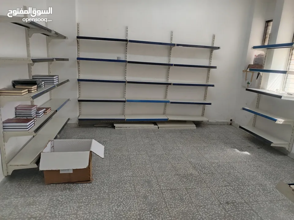 رفوف حديد ثقيل مستعملة بحالة "أخو الجديد" – للبيع كامل الكمية