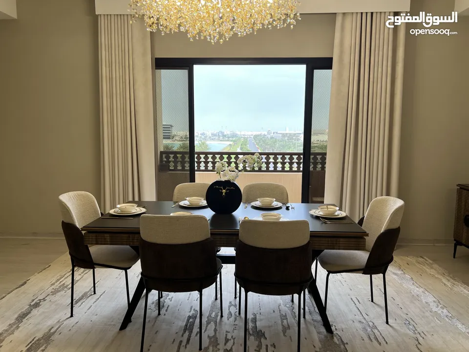 للبيع العاجل شقة مجددة 3 غرف + غرفة خادمة دخول مباشر للشاطئ