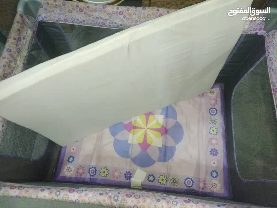 تخت اطفال امريكي اصلي مع فرشه بحال الوكاله للبيع بسعر مغري