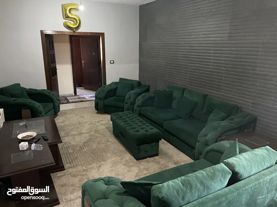 طقم كنب تفصيل خشب لاتيه لون زيتي 9 مقاعد وبفة