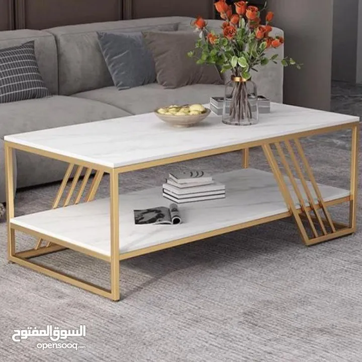 طاولة قهوة عصرية بتصميم فاخر تجمع بين الأناقة والعملية لتضيف لمسة جمالية راقية لغرفة المعيشة.