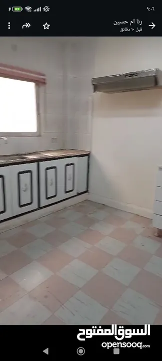 شقة للبيع في الزرقاء شبه طابق ارضي خمس درجات للطابق الاول موقع مميز، الله يطرح البركة لصاحب النصيب.