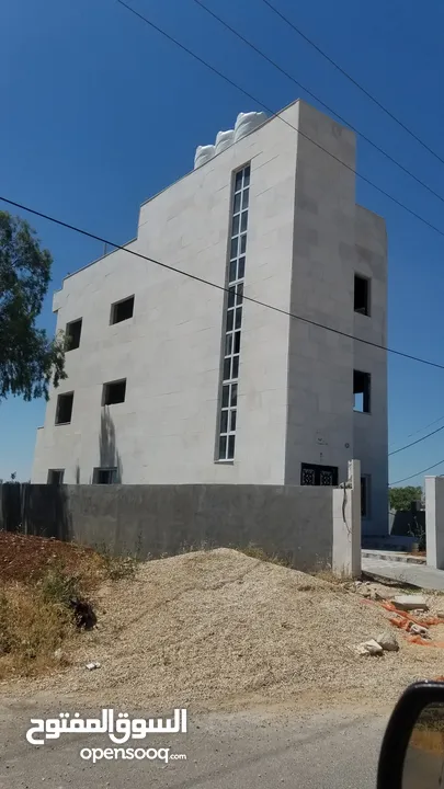 عمارة بتصميم فيلا في اجمل مناطق مرج الحمام قرب ترخيص غرب عمان موقع مميز جدا و ذات اطلاله خلابه