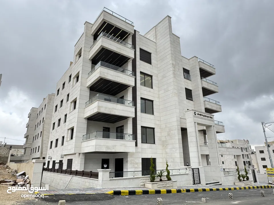 شقة مميزة طابق اول بأجمل مناطق خلدا مساحة واسعه 240م بسعر مميز