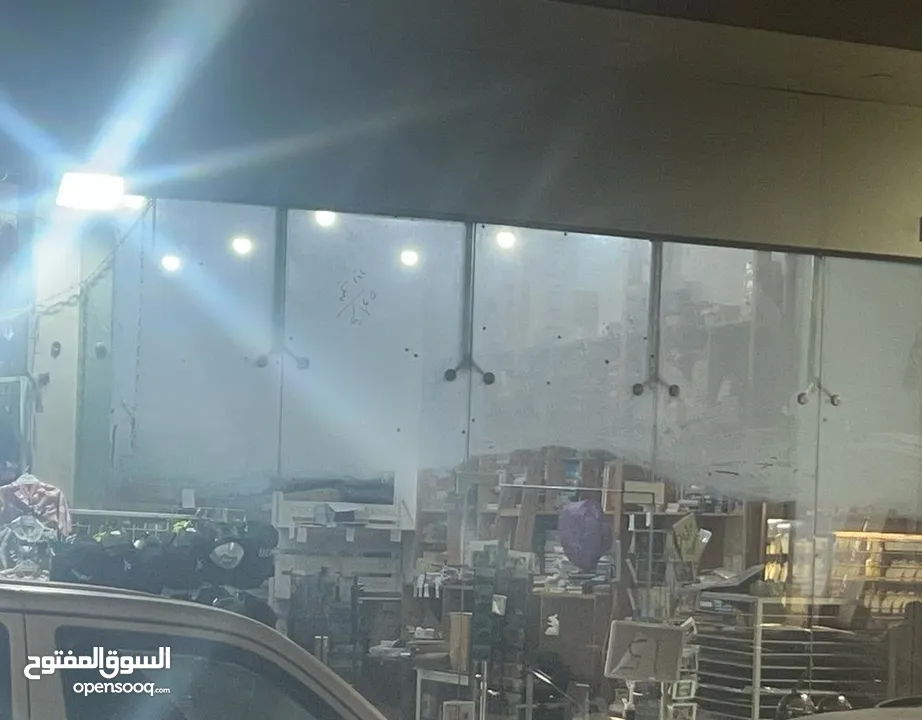 محل تجاري مميز على الشارع وسط مدينة رام الله (شارع النهضة ) يبعد عن دوار المنارة 25 متر فقط