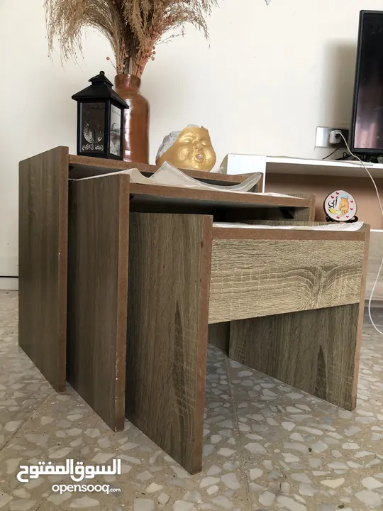 طاولة صالة بالون ابيض و خشبي مع تصميم يناسب جميع الديكورات يمتاز بسهولة التنظيف و يحتوي على خزانتين