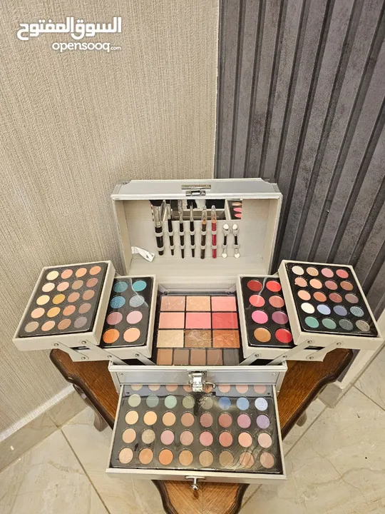 سيت ميك اب مع حقيبة معدنية