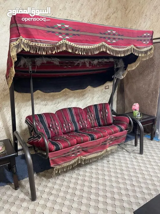 طقمين كنب وطاولة سفرة ومرجيحة