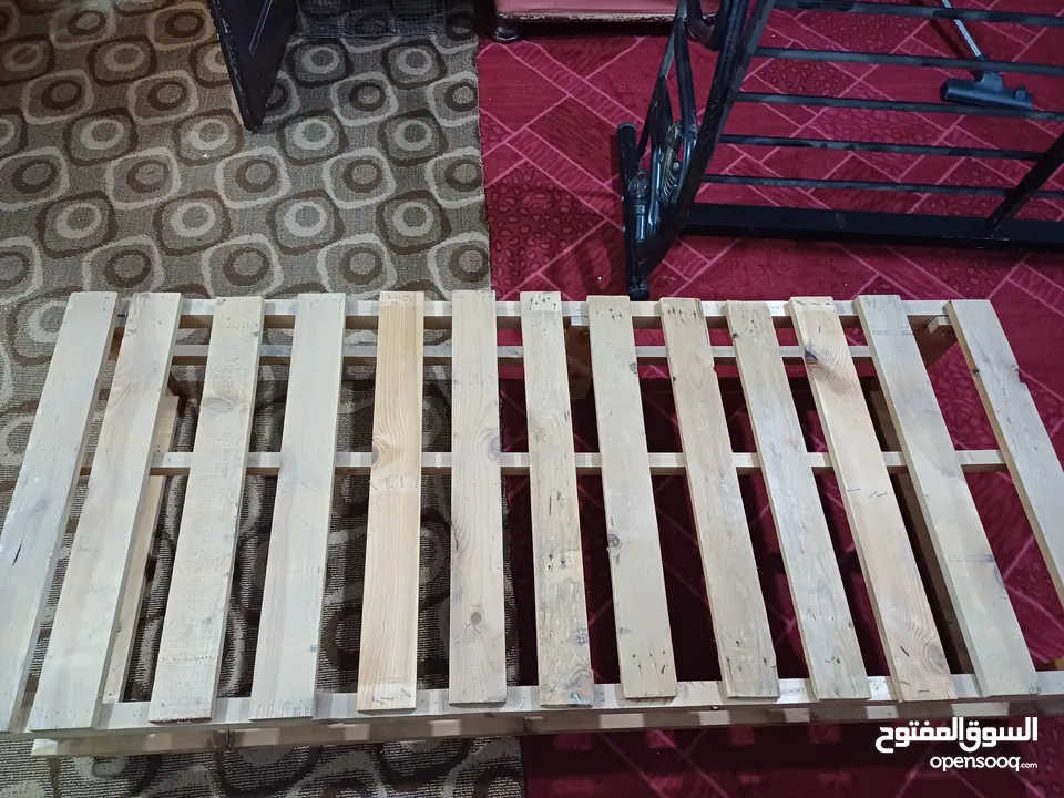 مفرش سرير خشب سويد..مستعمل نضييييييف ..شبه جديد...مفرد...للبيع