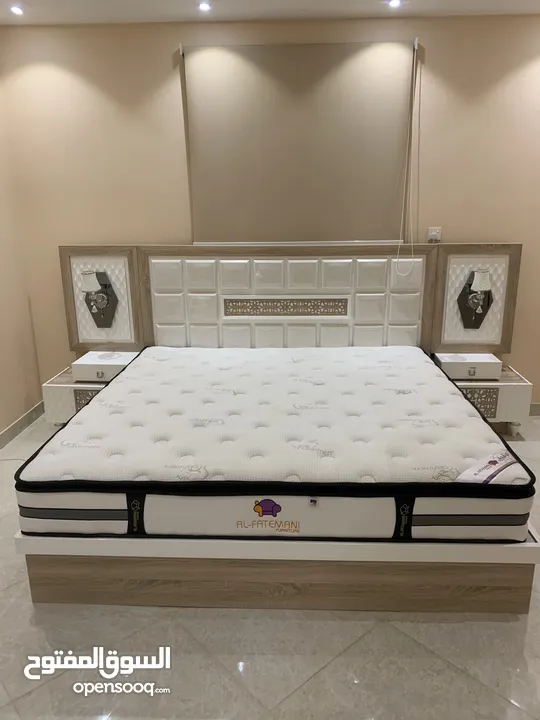 غرفة نوم مستعملة مع مرتبة سرير