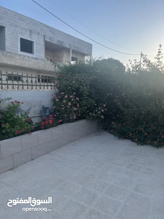 ارض دونم مع بيت ارضي وبيت طابقين
