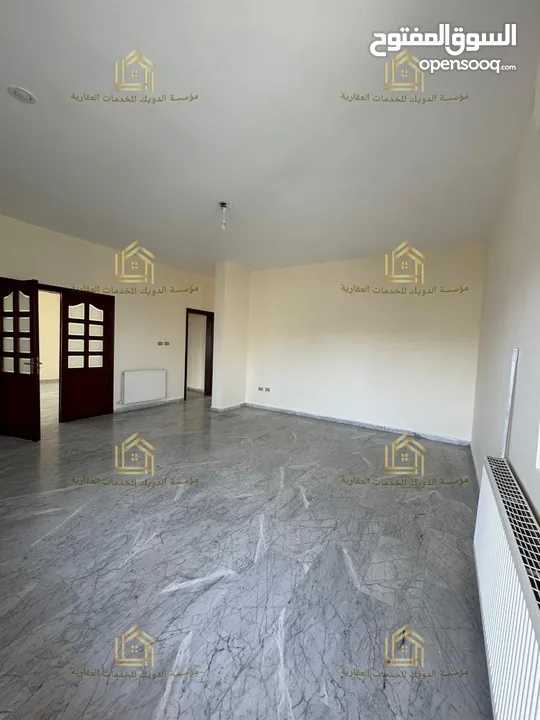 شقة طابقية - ام أذينة - 3نوم - 220م - مطلة - قريبة من الخدمات العامة