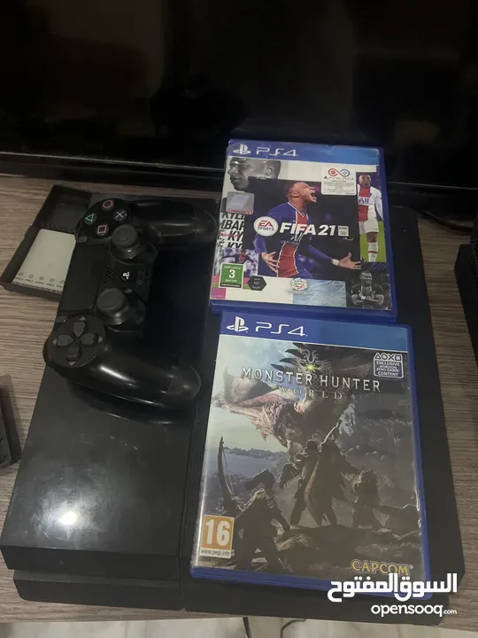 PS4 نضيفه جدا وليس بها اي عطل