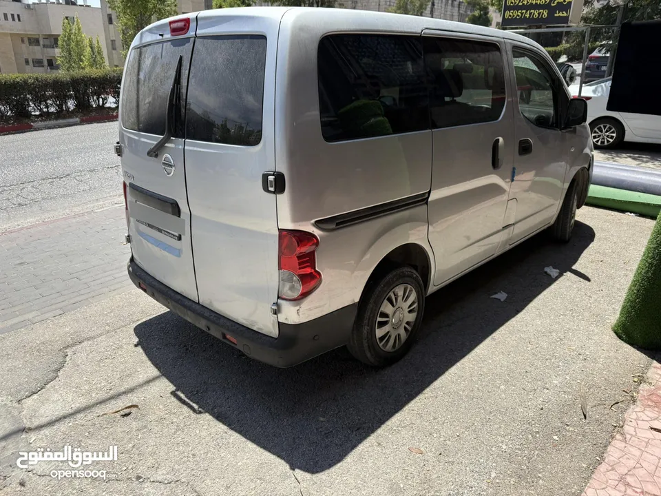 نيسان nv200