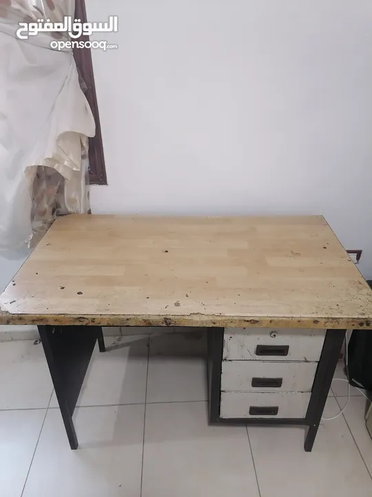 طاولة مكتب استعمال طالب جامعي نظيفة بدي حديد وسطح خشب ثقيل طول 66cm وعرض 121cm وارتفاع 110cm