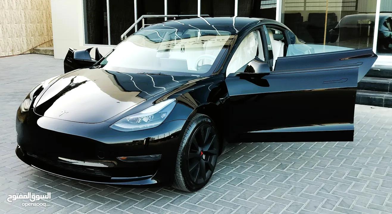 تيسلا 2023 model 3 فحص كامل اوتوسكور لون اسود ملوكي داخلي ابيض بحالة الوكالة للبيع بسعر لقطة ومحرووق