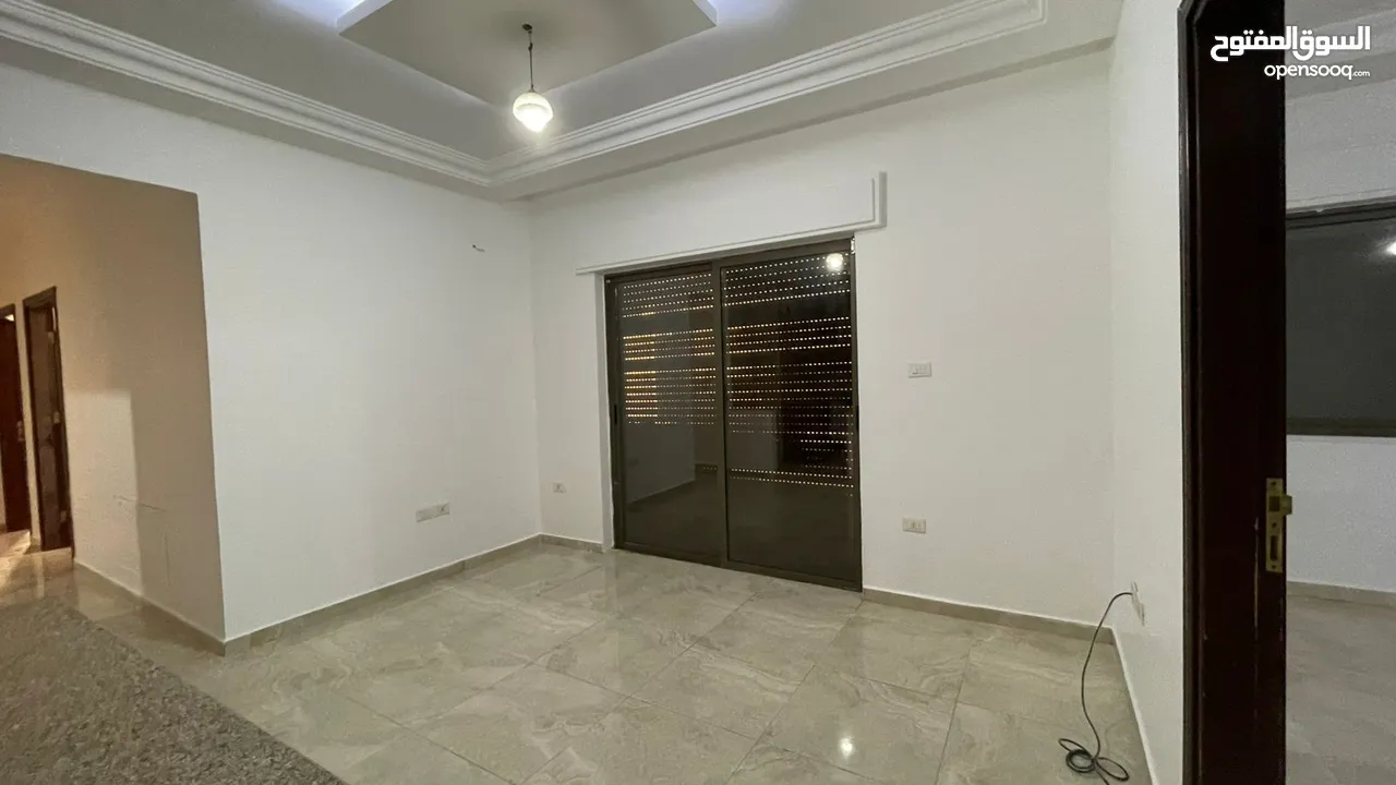 شقه ديلوكس 130mطابق أول من المالك مباشره قريبه من محطة الباص السريع