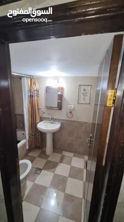 شقة غير مفروشة للايجار بجانب عسل وبصل بين الماصيون وام الشرايط