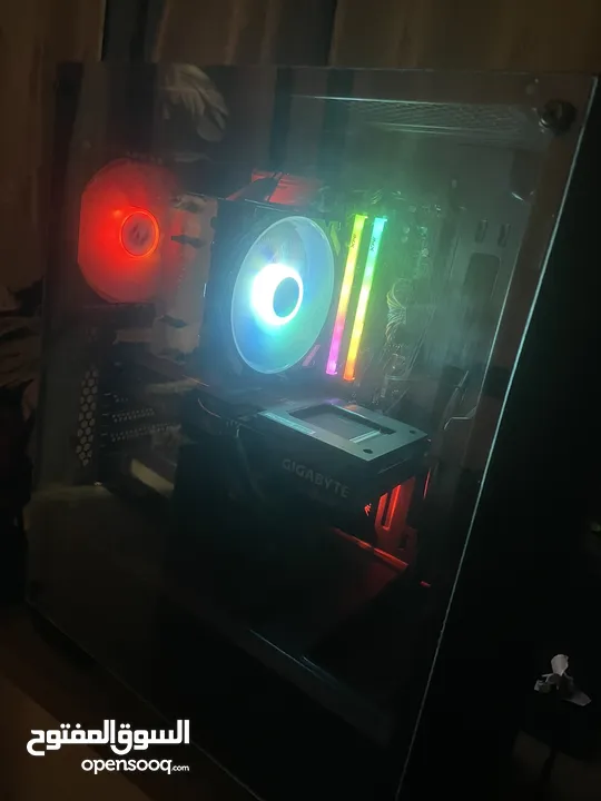 كمبيوتر كامل للبيع مع شاشتين وماوس وكيبورد وسماعه وقطعة نتpc