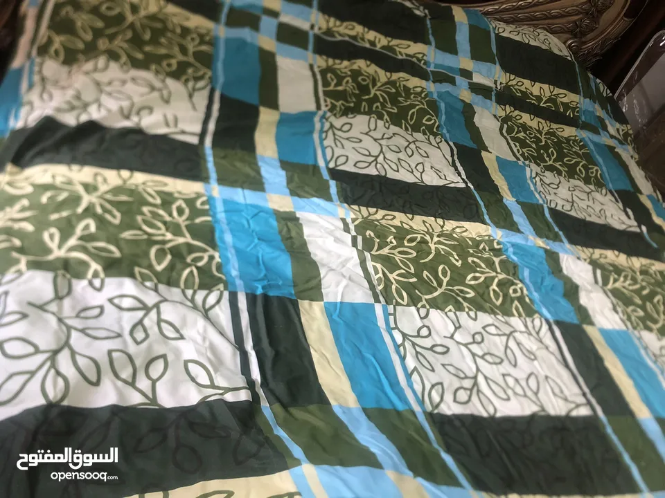 لحاف صوف   اصلي لسرير  مزوج  جديد  للبيع بداعي الحاجه