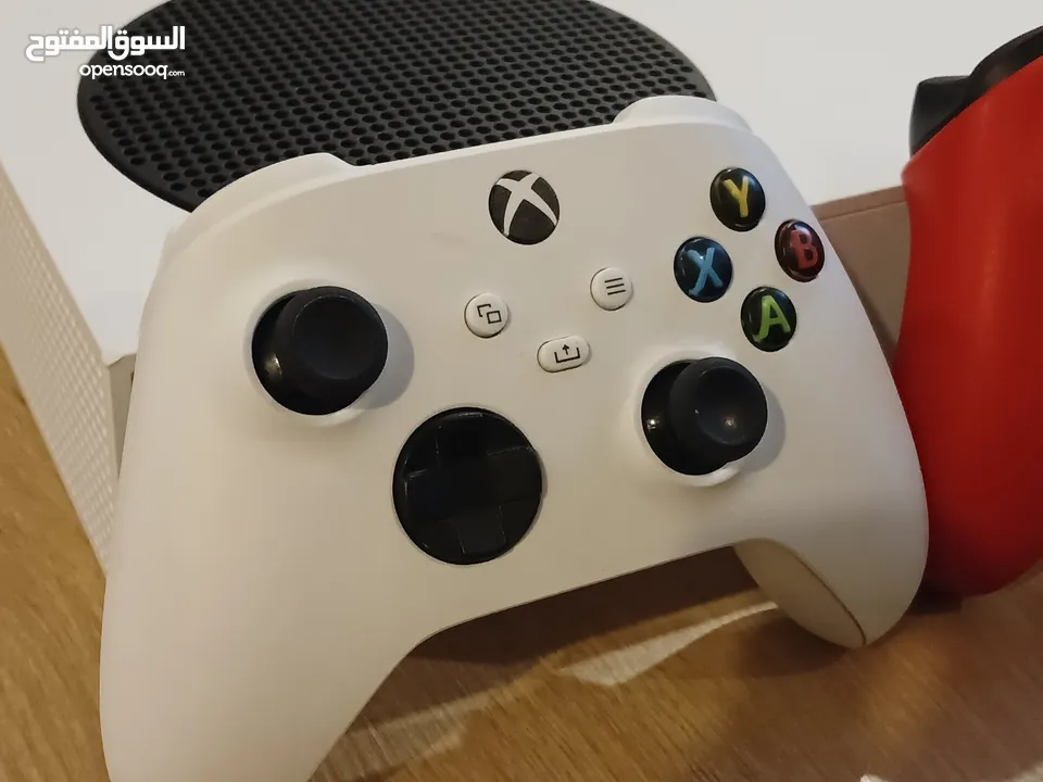 اكس بوكس سيريس اس ويده اضافيه   Xbox series S and extra controller