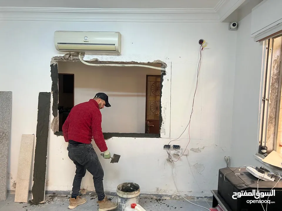 بنا طوب قصير مختص بأعمال ديكور القمر على جدران المنزل بمواد الاسمنت ليعطي منظر جمالي داخل الغرف