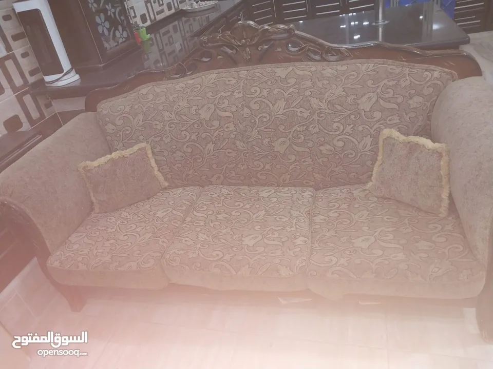 طقم كنب للبيع قابل للتفاوض