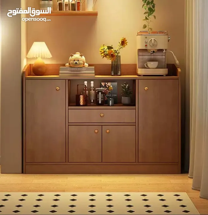 خزانة عملية مع مقابض خشبية بسيطة وأنيقة  تصميمها يجمع بين المساحات المغلقة والرفوف المفتوحة