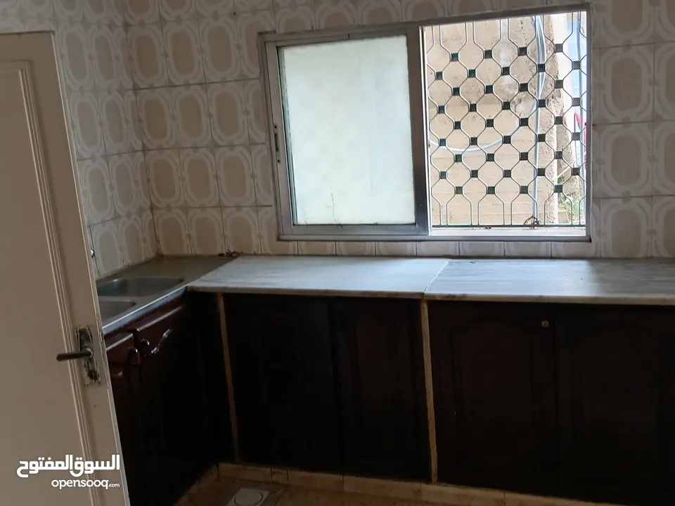 شقة للايجار في عجلون بجانب ابو عبيلة لقطع غيار السيارات مناسبه للعرسان