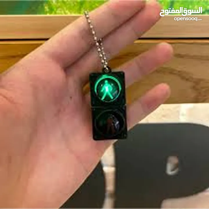 مداليه شكل اشارة مرور مضيئه   و تعليميه للاطفال  لتميز كل لون  من اشارلت المرور و اشارة المشاه   بشك