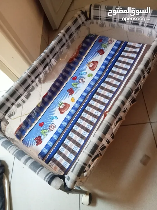 عربات ومقاعد و سراير اطفال بحاله ممتازه للبيع في اربد