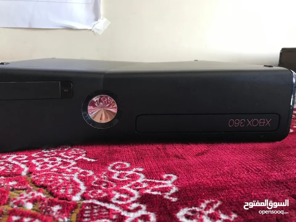 شبه جديدX box 360 مع كامل ملحقاته استعمال خفيف مع شاشة 32 بوصة