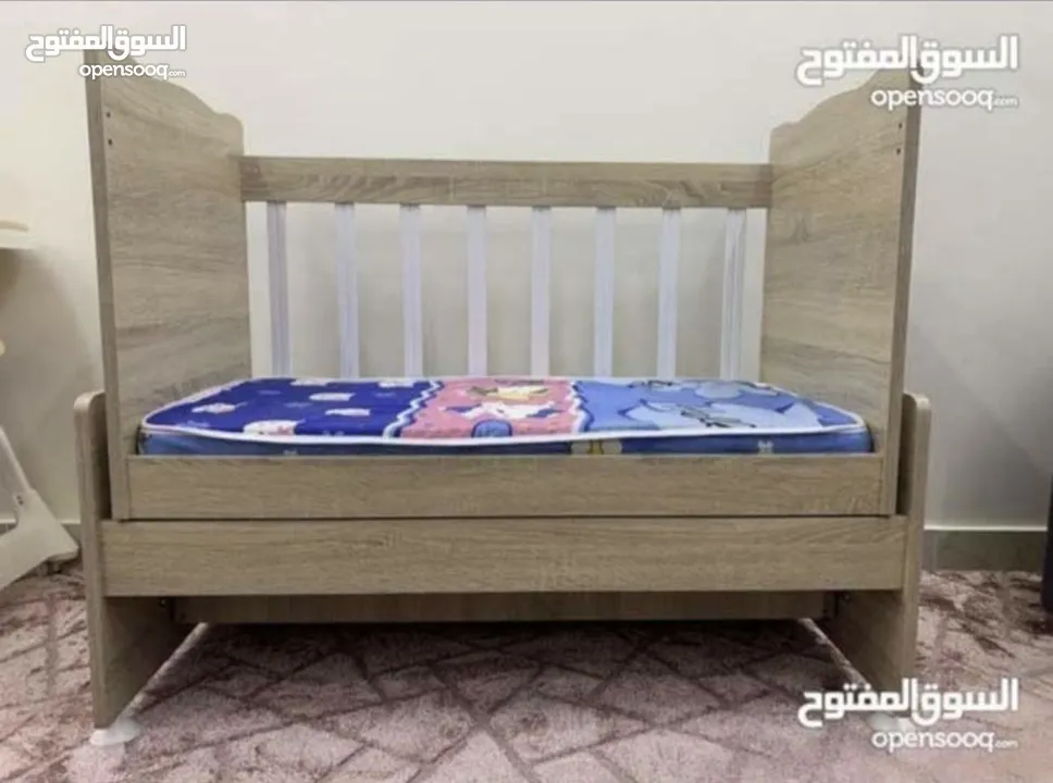 سرير بيبي هزاز مع درج تخزين اسفل التخت بحالة الجديد