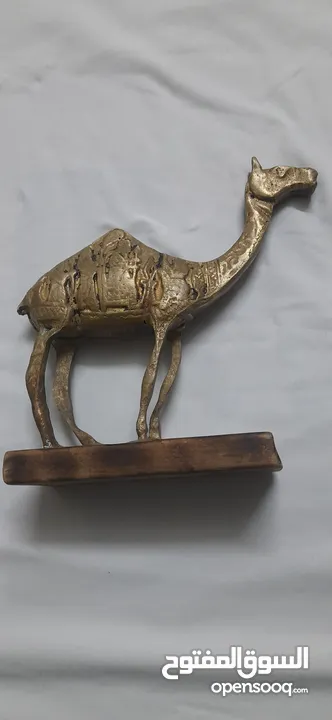جمل نحاس أثري منحوت عليه النحت الاشوري للبيع اقرأ الاعلان