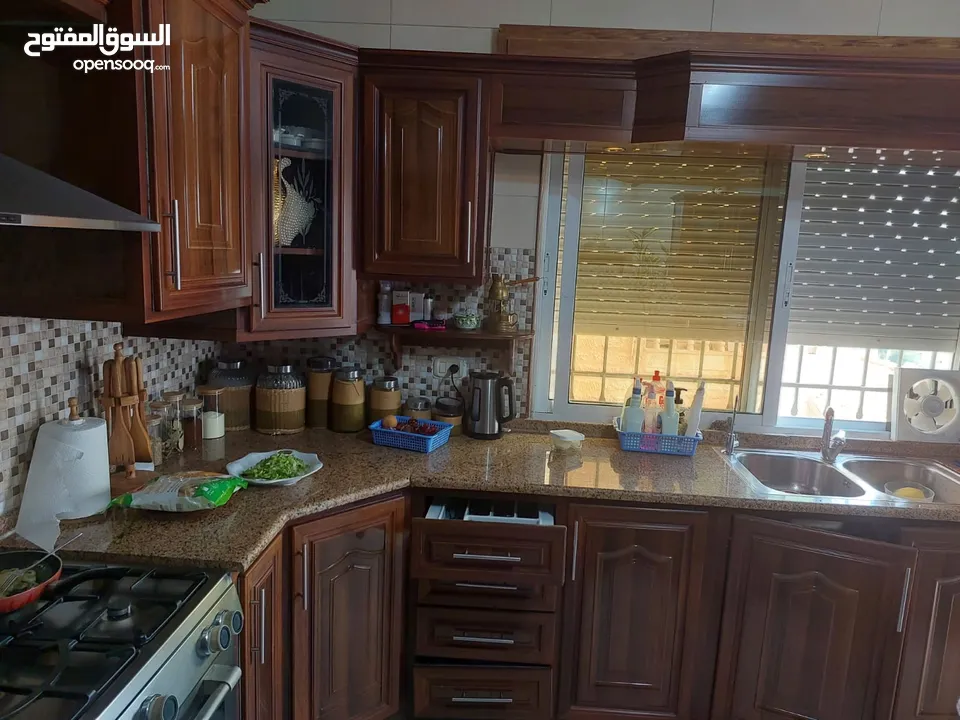 نشتري نشتري نشتري جميع انواع الشبابيك المنيوم والبواب الخشب والحديد والمطابخ والكرميد والسكراب واطقم