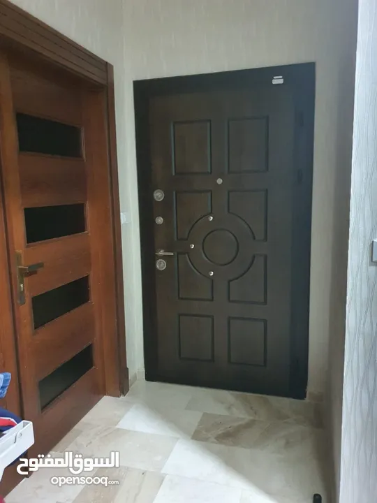 شقة ارضية مساحة 240 متر مع حديقة وتراس 180 متر