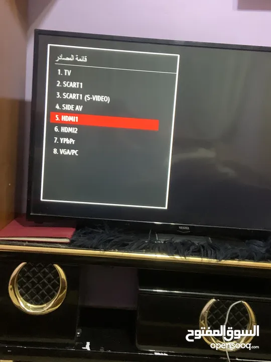 شاشه VESTEL مع الطاوله للبيع