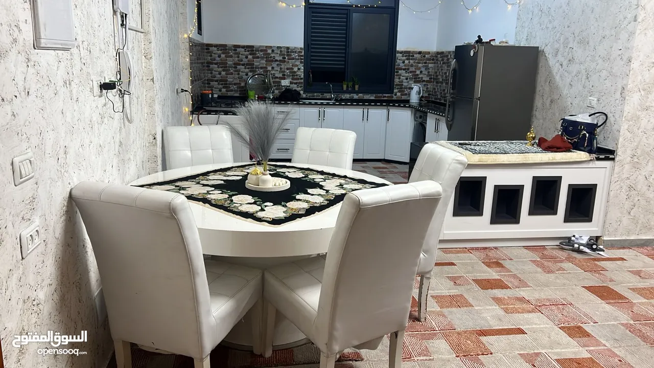طاولة سفرة لون ابيض 6 كراسي في حالة جيدة جدا