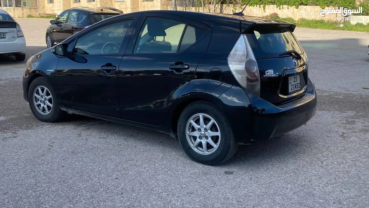 TOYOTA PRIUS C 2012للبيع كاش او اقساط