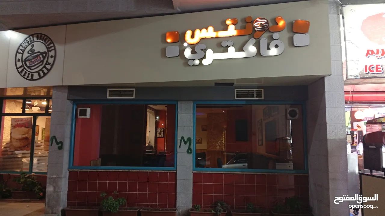 للايجار محلات تجارية مساح كل محل حوالي 40م و صالة كبير 180م مقابل البوابة رئيسية للجامعة الاردنية