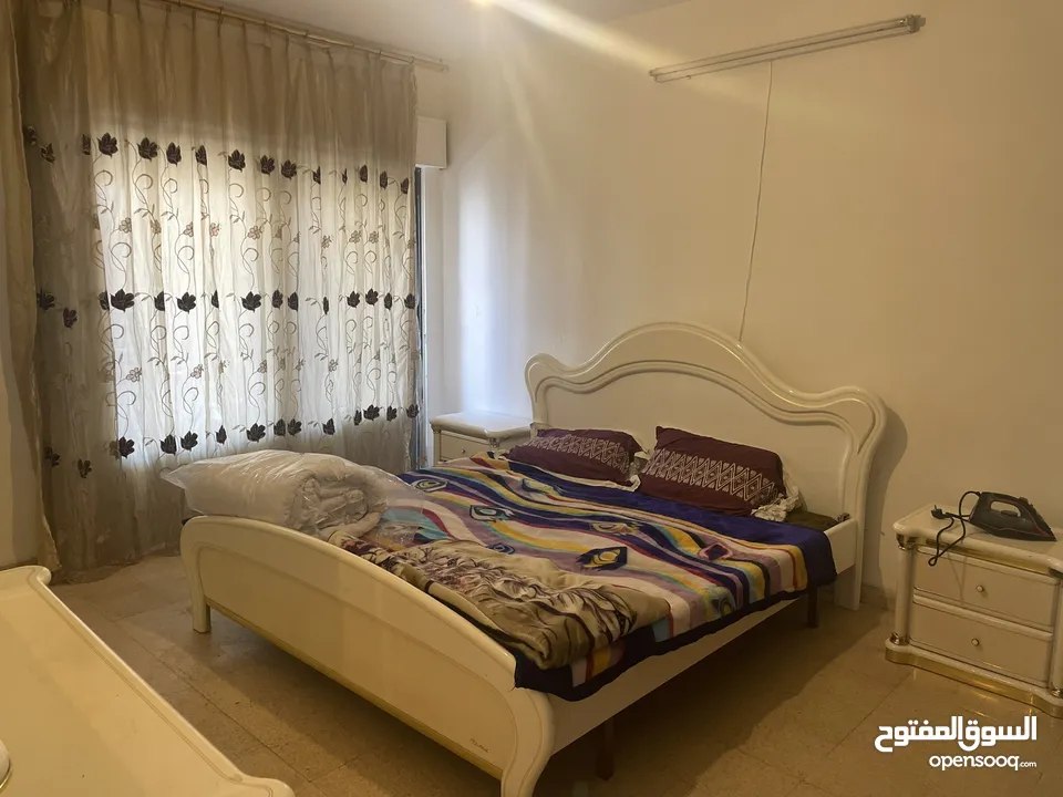 شقة واسعة للإيجار ذات اطلالة في شارع الجامعة
